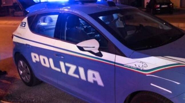 Lei lo picchia in mezzo alla strada, lui viene travolto da un’auto: è grave