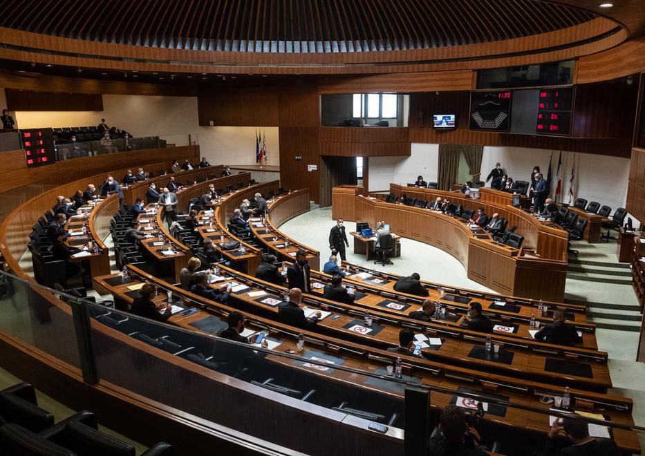 Consiglio regionale contro l’off-shore: «Ora stop alle pale eoliche» 