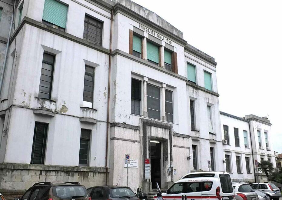 L’ingresso della clinica pediatrica dell’ospedale Santa Chiara di Pisa