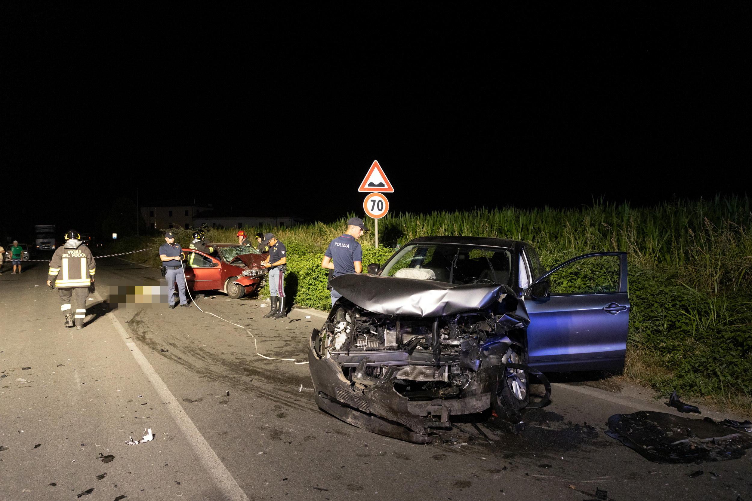 I rilievi della Polstrada con le due auto semidistrutte