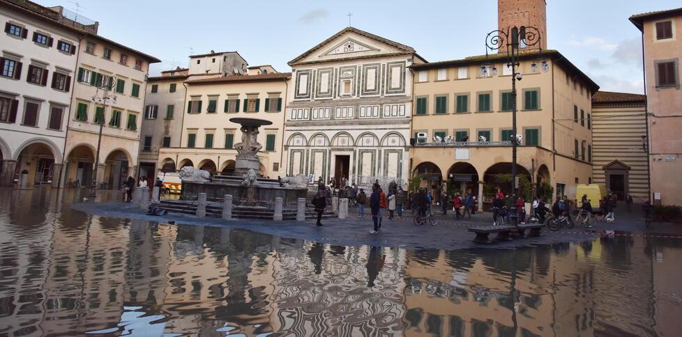 Nella foto di Sestini piazza Farinata degli Uberti con diversi centimetri di acqua