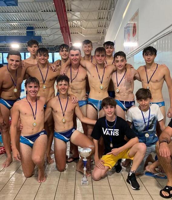 I ragazzi della squadra di pallanuoto della Società Nuoto Piombino allenati da coach Ercolini che ha vinto il campionato toscano Under 18