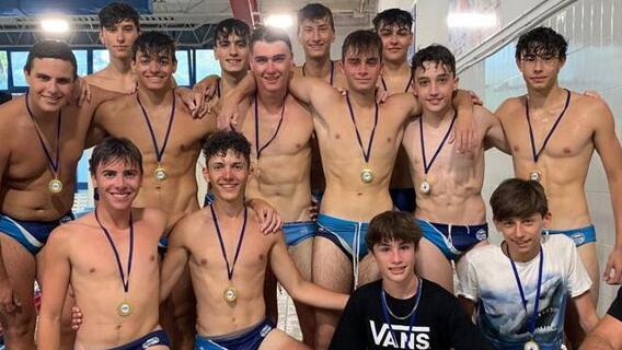 I ragazzi della squadra di pallanuoto della Società Nuoto Piombino allenati da coach Ercolini che ha vinto il campionato toscano Under 18