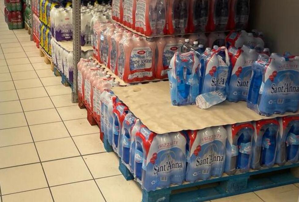 Diminuisce l’acqua sugli scaffali dei supermercati. Ecco le spiegazioni