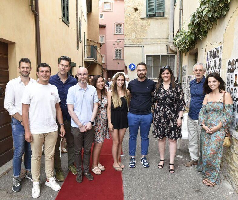 Trecento paesani ci mettono la faccia per promuovere la loro Casciana 