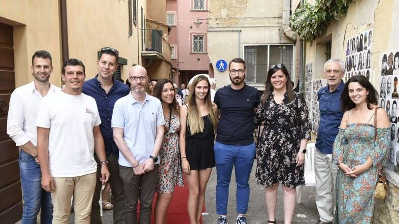 Trecento paesani ci mettono la faccia per promuovere la loro Casciana