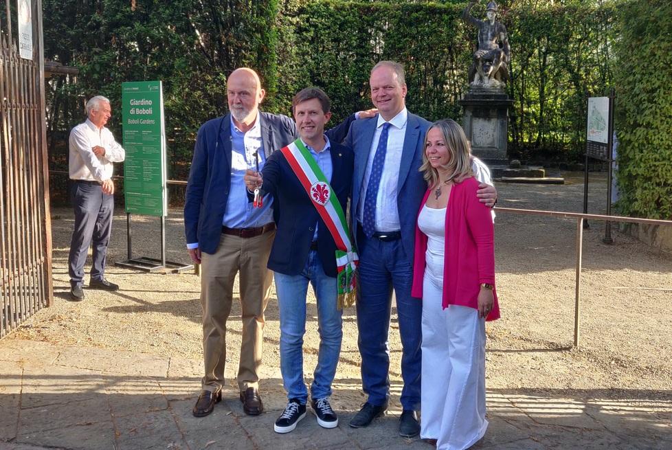 L’apertura  dell’ingresso di Porta Romana ieri mattina. Sono stati i residenti a richiederne l’apertura