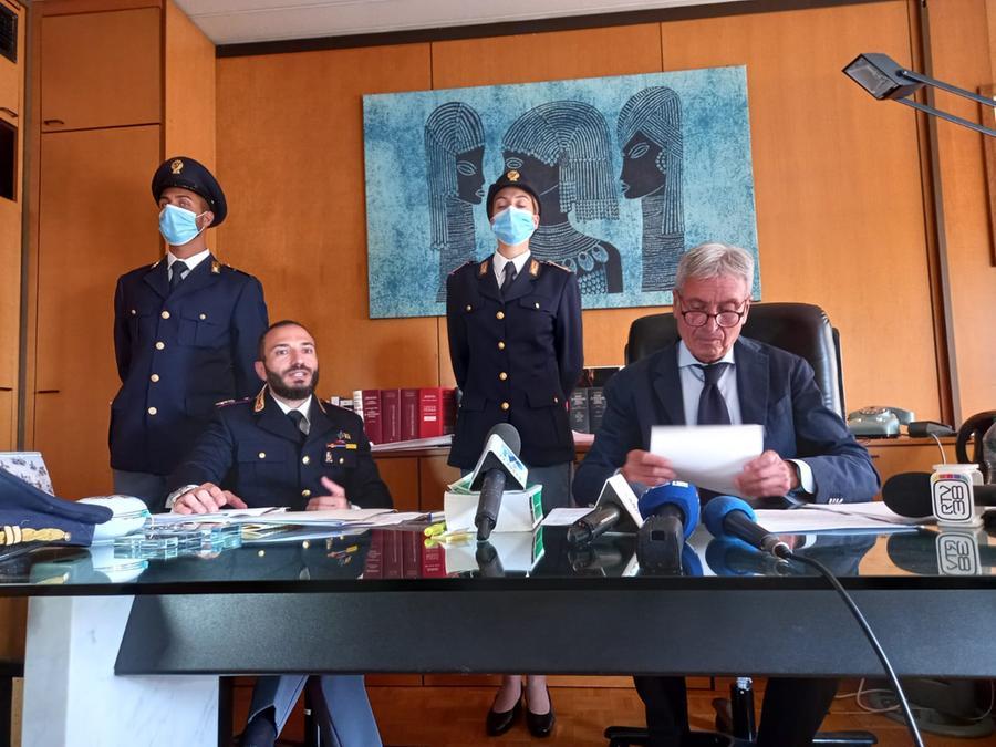 Camici e tute anti-Covid prodotte da lavoratori sfruttati: 10 arresti e 34 indagati. Sequestro di 43 milioni di euro