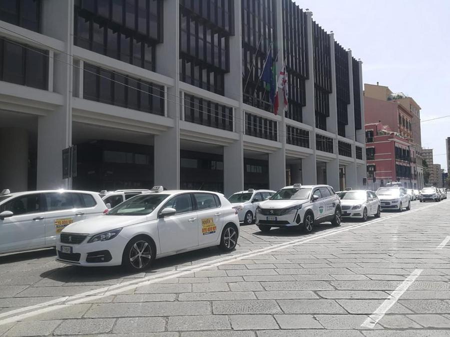 
	Le auto dei tassisti in via Roma davanti al consiglio regionale (foto Mario Rosas)

