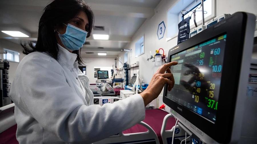 Un momento dellÂ?inaugurazione per attivazione di nuovi 18 posti letto di Terapia intensiva Covid presso lÂ?Ospedale Umberto I, durante lÂ?emergenza della pandemia per il Covid-19 Coronavirus, Roma, 19 marzo 2021. ANSA/ANGELO CARCONI