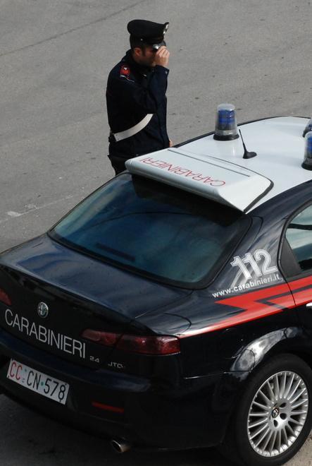 Minaccia sposi e carabinieri: in manette