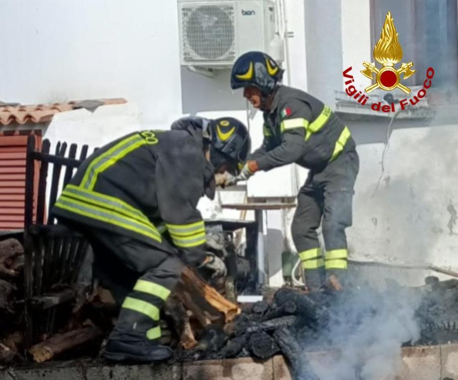 Brucia la legnaia di una pizzeria