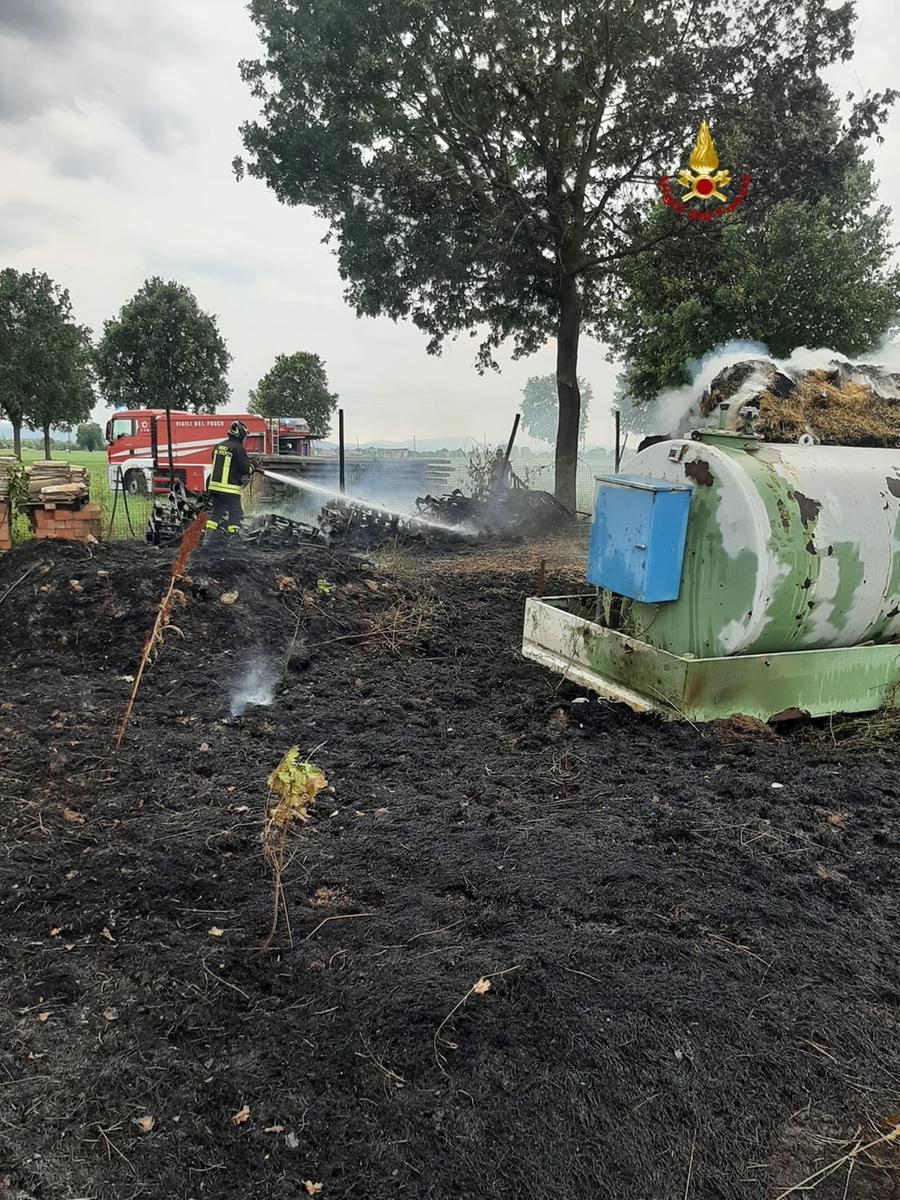 In fumo un centinaio di rotoballe di fieno