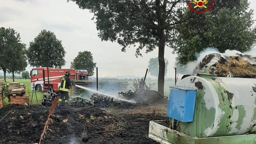 In fumo un centinaio di rotoballe di fieno