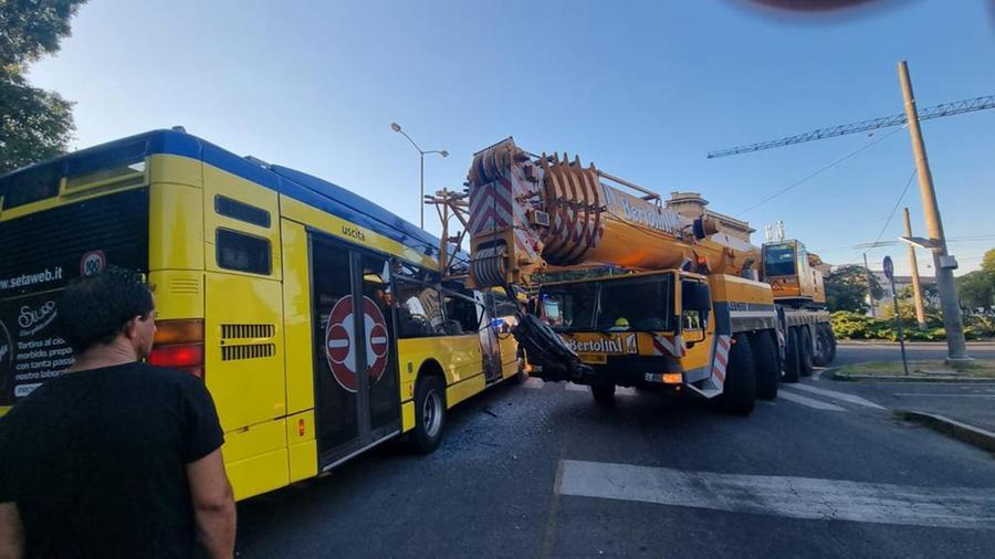 Modena, largo Moro: auto gru sfonda vetro di un bus, due ferite 