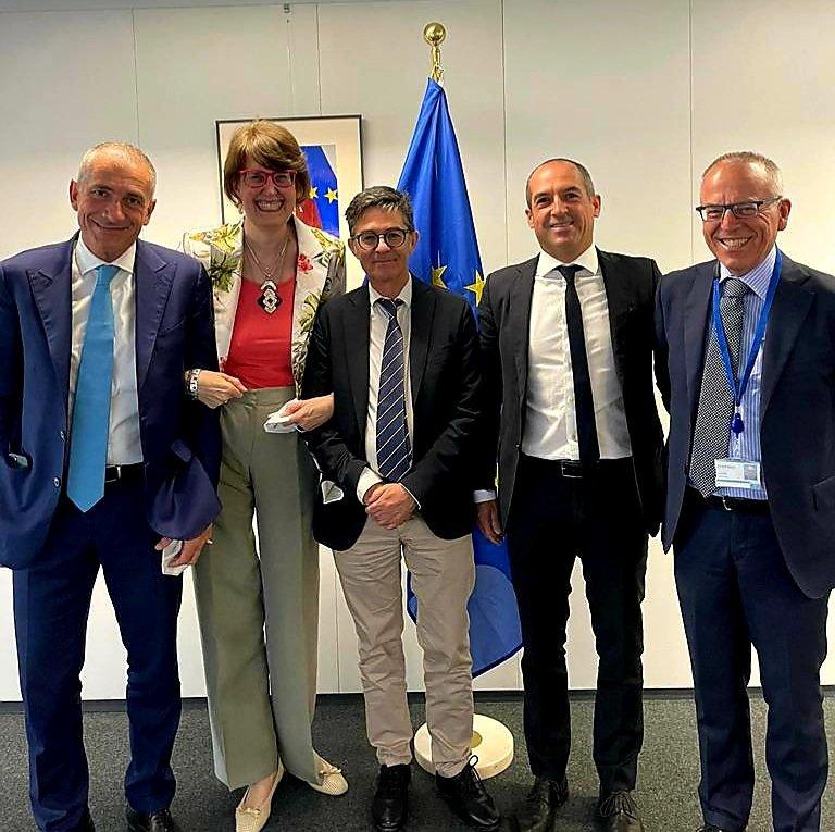 
	Il viceministro Andrea Costa con la delegazione a Bruxelles per discutere della fine dell'embargo sulle carni sarde


