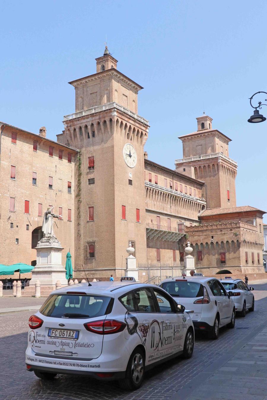TAXI TAXISTI IN CENTRO STORICO NEL CALDO D’AGOSTO