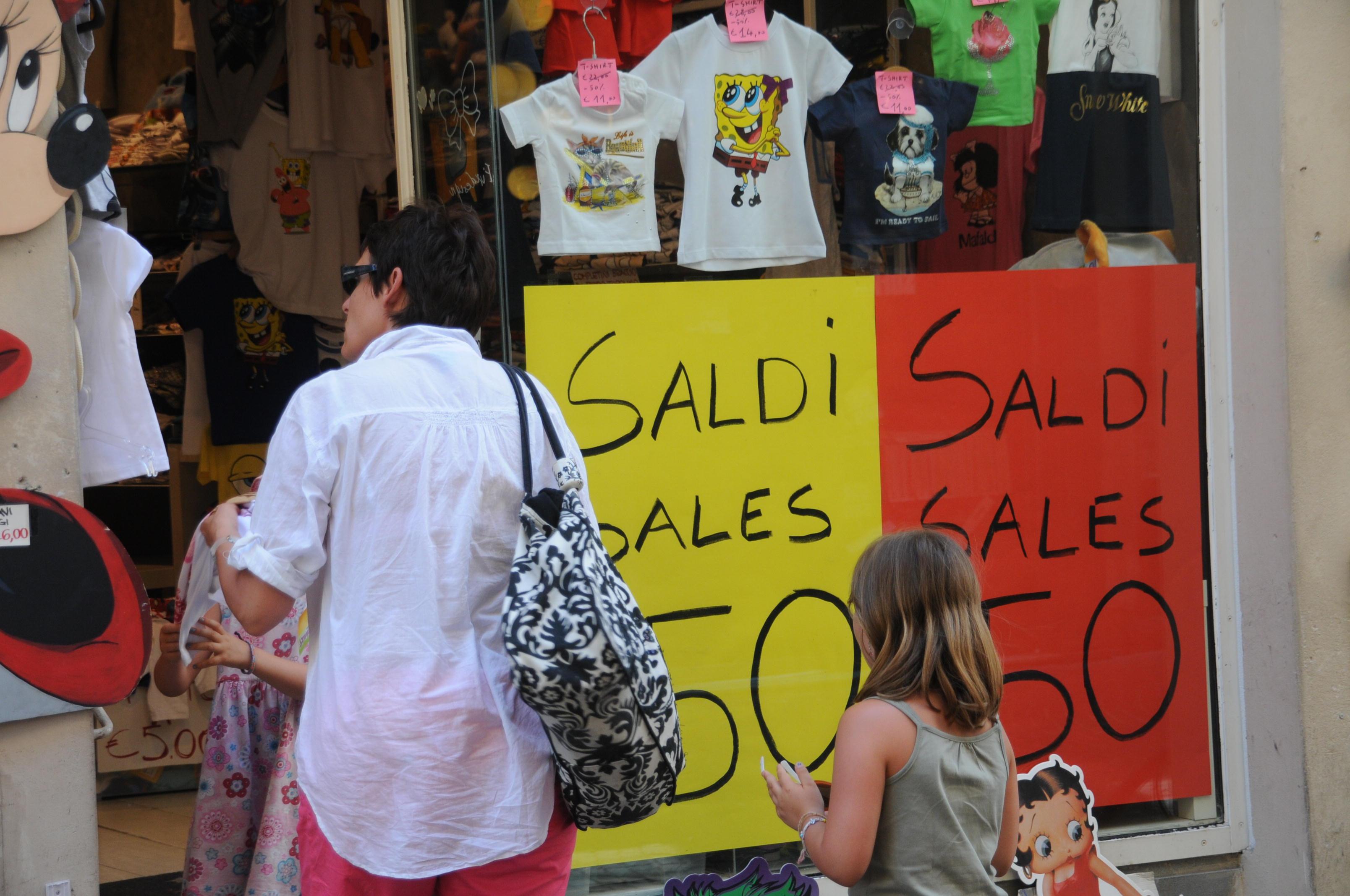 Lucca, i saldi ancora non decollano: «Meno male ci sono i turisti» 
