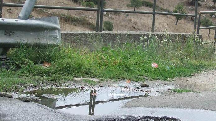 Da due mesi perdita d’acqua in via Della Vittoria a Orotelli