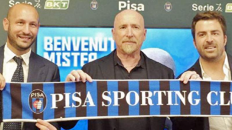 
	(Da sinistra) il ds Claudio Chellini, Rolando Maran e il dg Giovanni Corrado con la sciarpa del Pisa (foto&nbsp;Fabio Muzzi)

