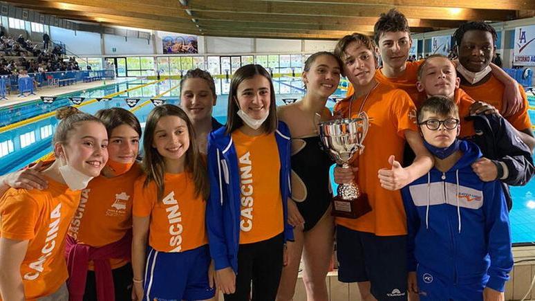 Il gruppo della categoria Esordienti della Nuoto Uisp 2003