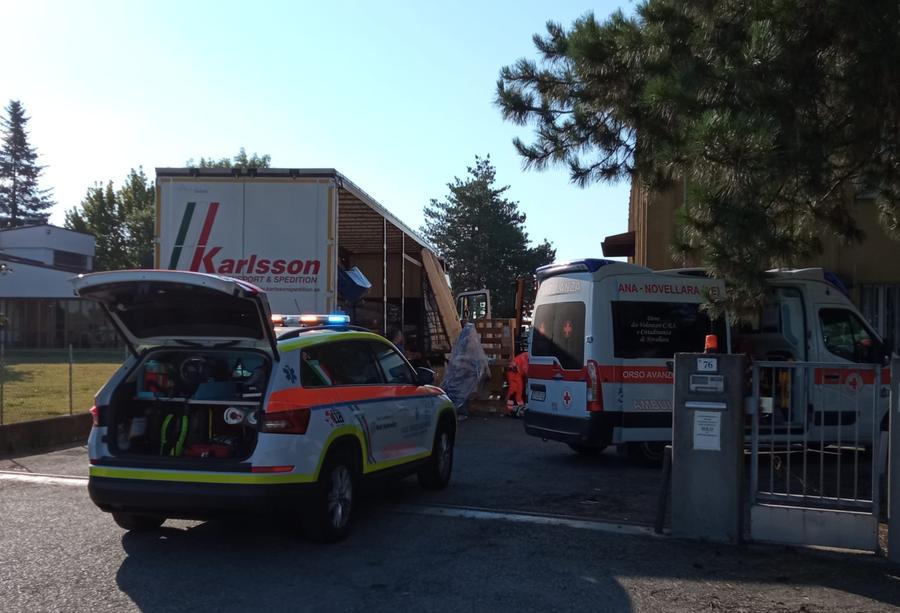 Novellara, camionista cade dal pianale e muore
