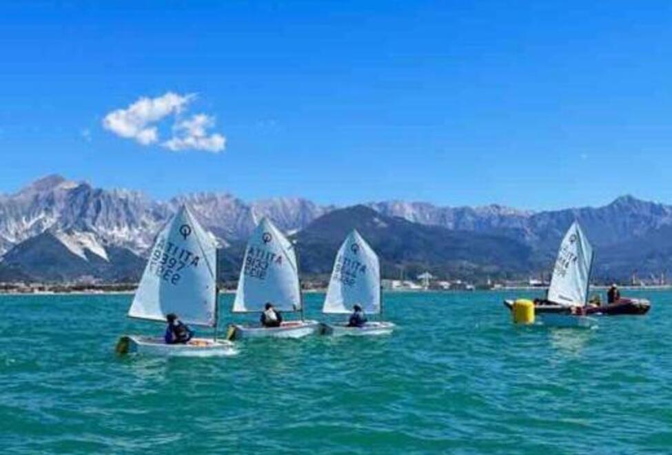 Il litorale di Marina di Carrara in foto con la Alpi Apuane sullo sfondo