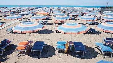Boom di presenze in spiaggia, ma in Maremma è sempre più “mordi e fuggi” 
