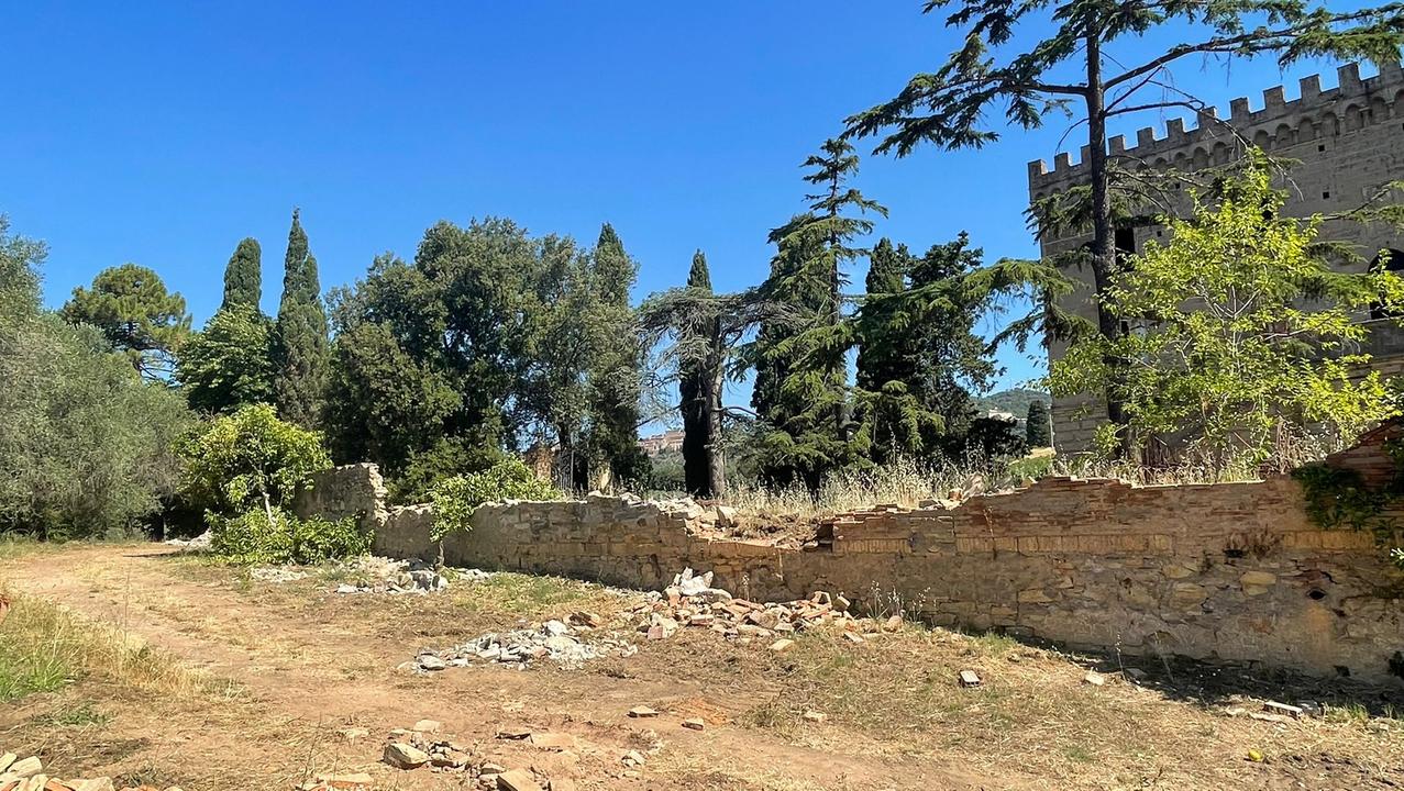 I danni al muro antico che costeggia la tenuta del Palazzaccio