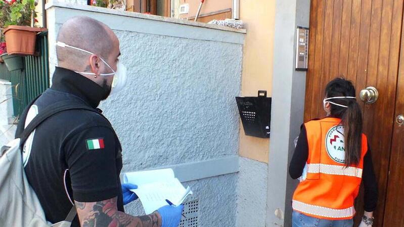 Nella foto di Paolo Barlettani, alcuni volontari della Pubblica Assistenza di Piombino impegnati nella consegna delle mascherine casa per casa durante la prima fase della pandemia, nell’aprile 2020.