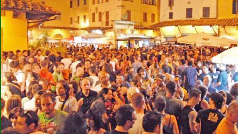 
	Folla in piazza della Sala in una delle notti del Blues (immagine d&rsquo;archivio Foto Gori)

