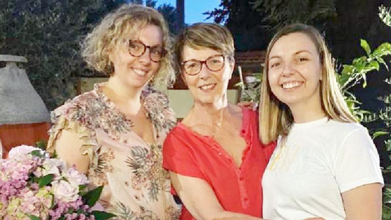 
	La maestra Teresa Mattugi (al centro) con le figlie

