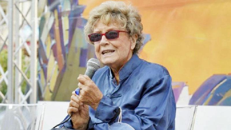 
	Dacia Maraini in piazza della Repubblica a Firenze in occasione della presentazione del libro

