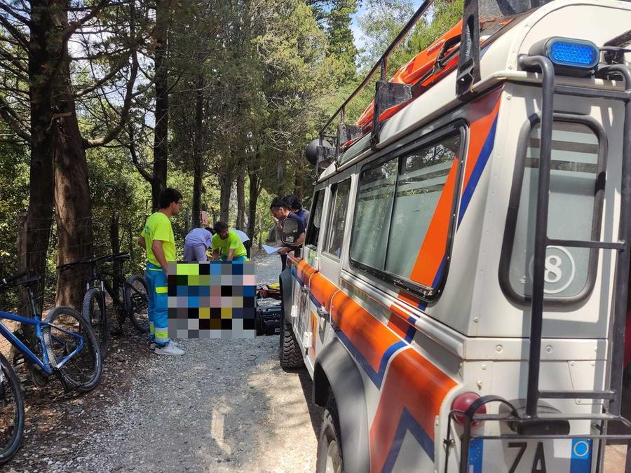 
	I soccorsi dei volontari, con l'infermiere, della Misericordia di Antignano

