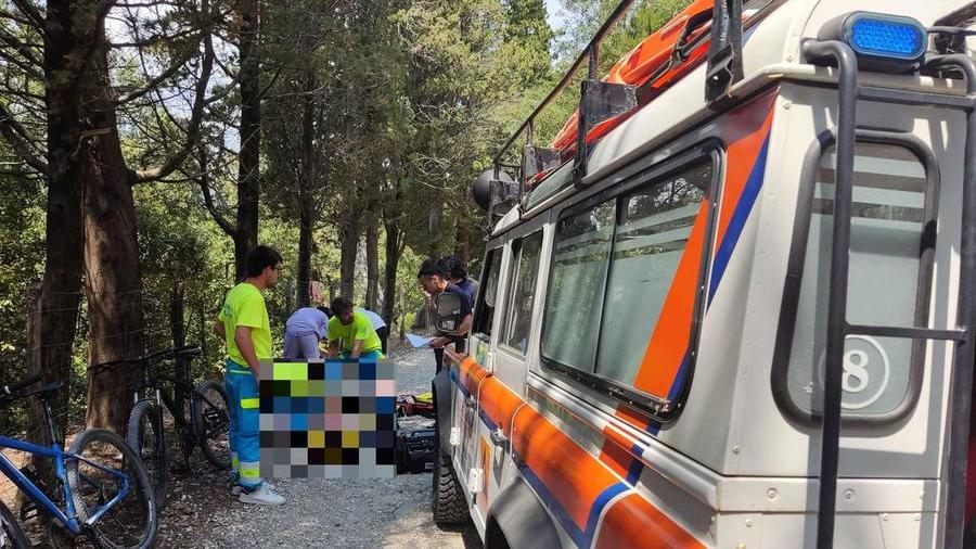 I soccorsi dei volontari, con l'infermiere, della Misericordia di Antignano