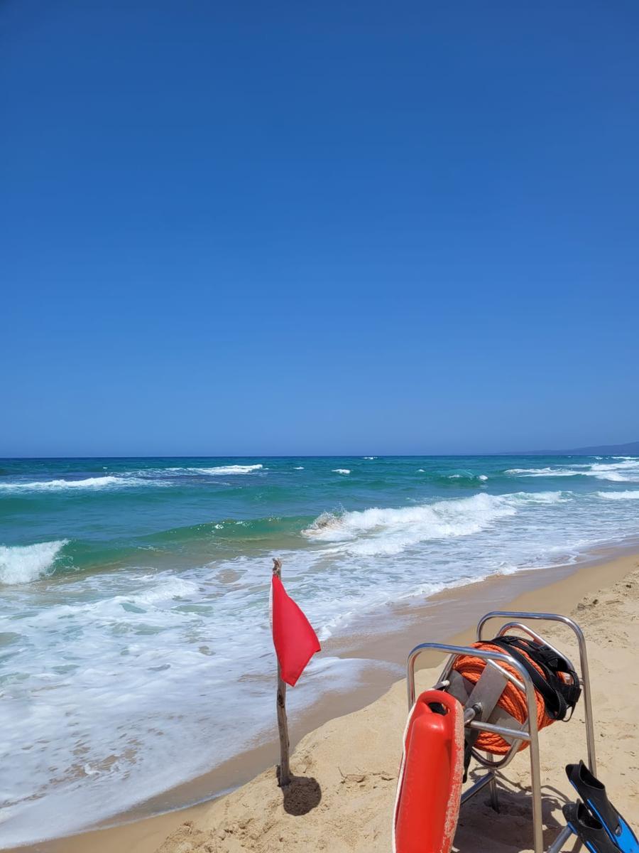 In mare a Scivu nonostante la bandiera rossa: salvate dai bagnini due ragazzine