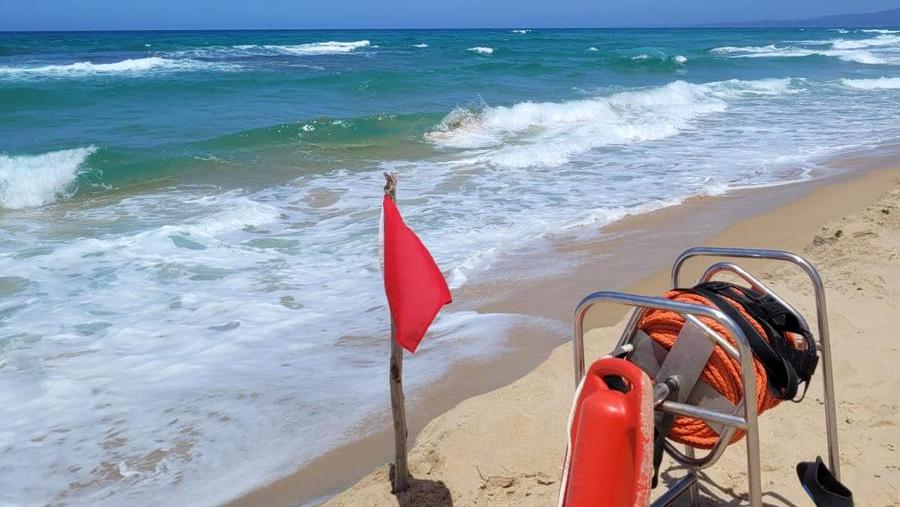 In mare a Scivu nonostante la bandiera rossa: salvate dai bagnini due ragazzine