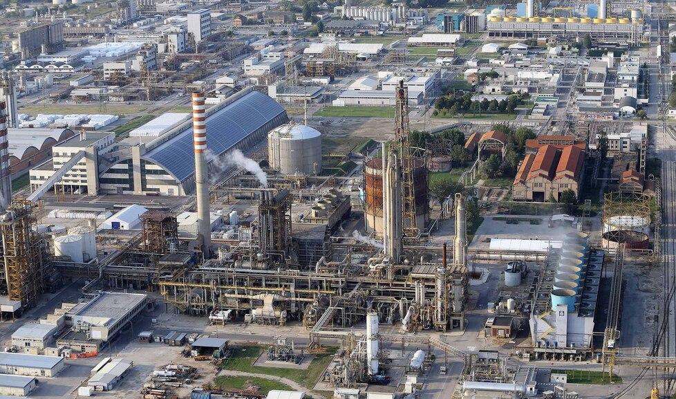 Altre nubi sul petrolchimico: paura per le materie prime 
