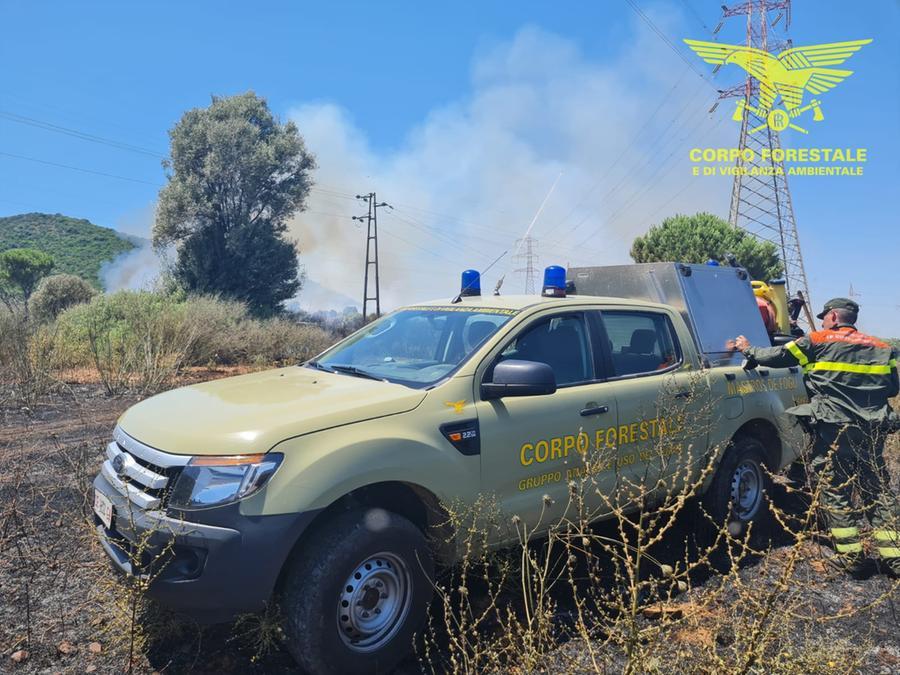 Fiamme nel Sud Sardegna, case evacuate