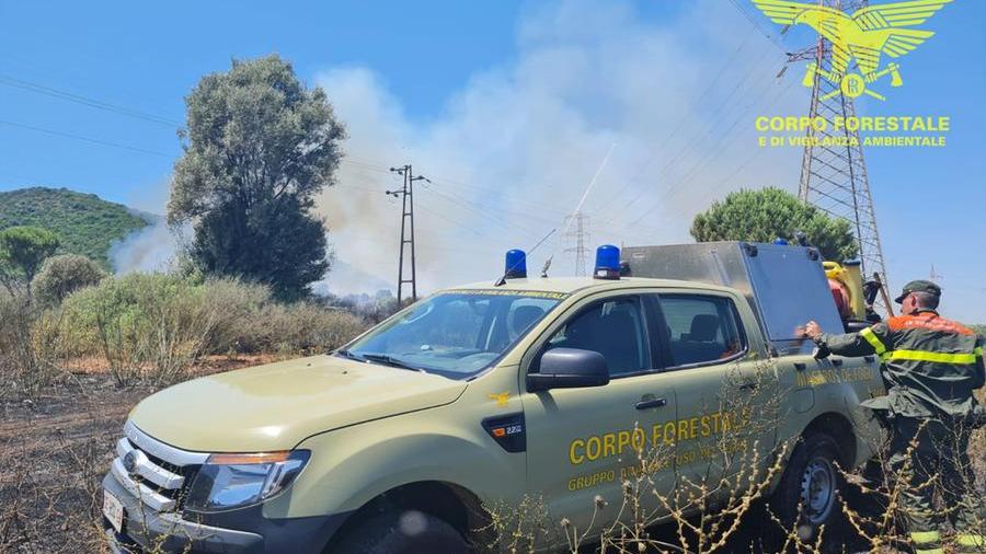 Fiamme nel Sud Sardegna, case evacuate