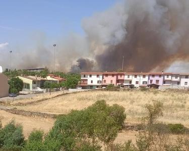 Paura a Mandas, le fiamme minacciano le case