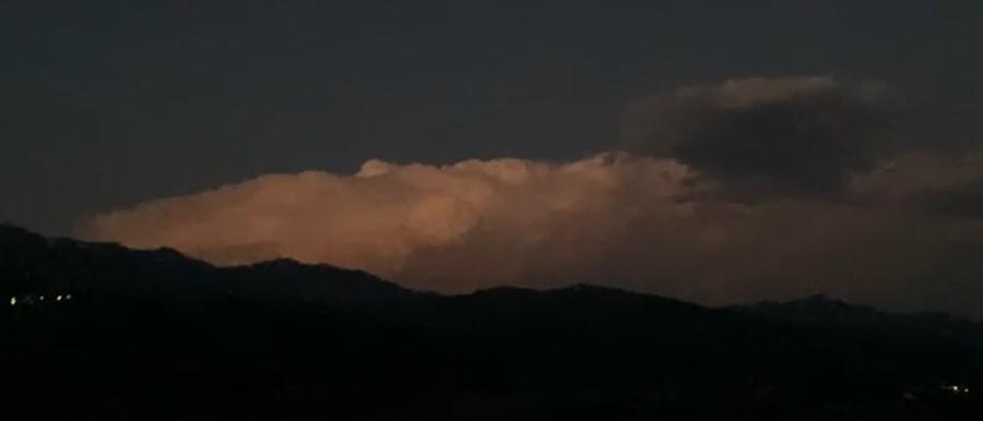 
	Il temporale che si &egrave; abbattuto sui rilievi della Lunigiana visto da Pontremoli (Foto tratta da video gentilmente concesso da Pontremoli Today)

