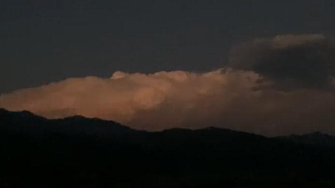 Il temporale che si è abbattuto sui rilievi della Lunigiana visto da Pontremoli (Foto tratta da video gentilmente concesso da Pontremoli Today)