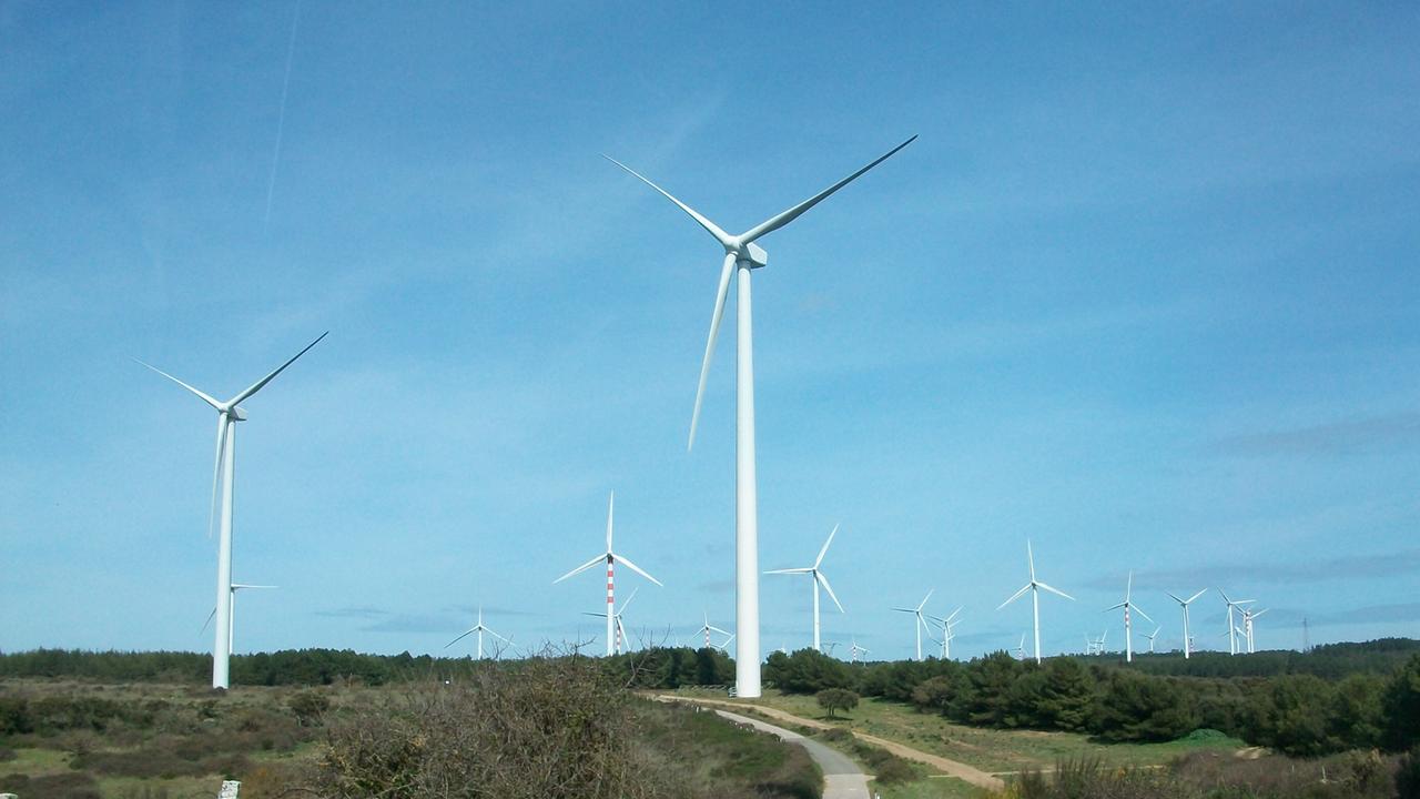 Nuovi parchi eolici, gli uffici regionali studiano il ricorso: sull’energia si va allo scontro 