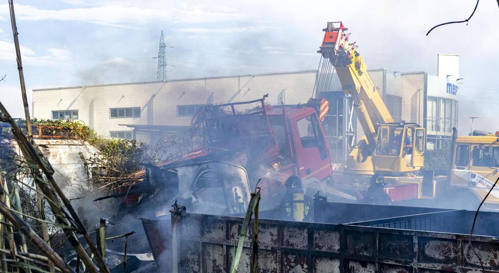 Viareggio, incendio alla carrozzeria Barsotti: chiuso anche l’ingresso della Variante 