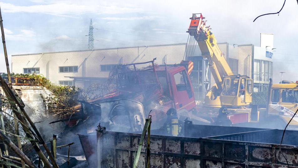 Viareggio, incendio alla carrozzeria Barsotti: chiuso anche l’ingresso della Variante
