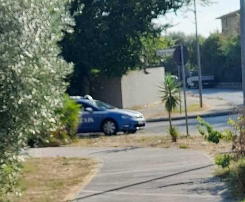 La volante della polizia di Stato all’angolo fra via Renato Natali e via Franco Lipizer, in Borgo di Magrignano