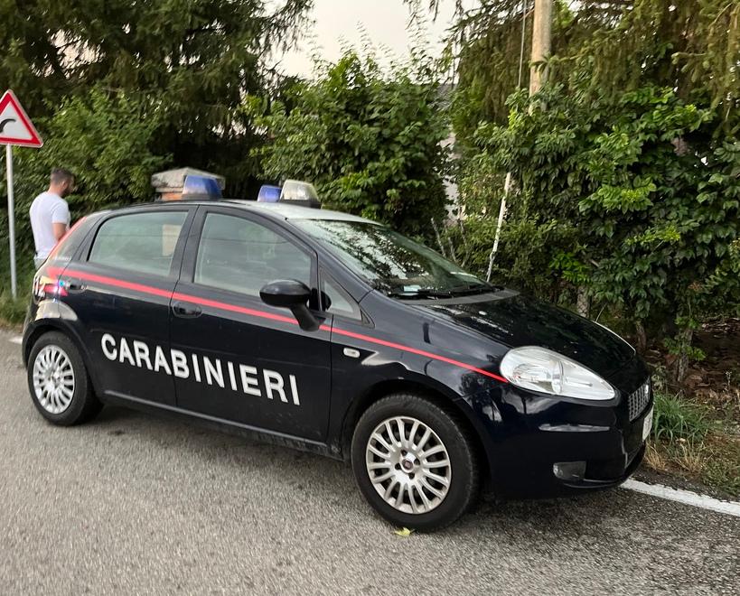 Cade da una scala e muore: tragedia a Quartesana 