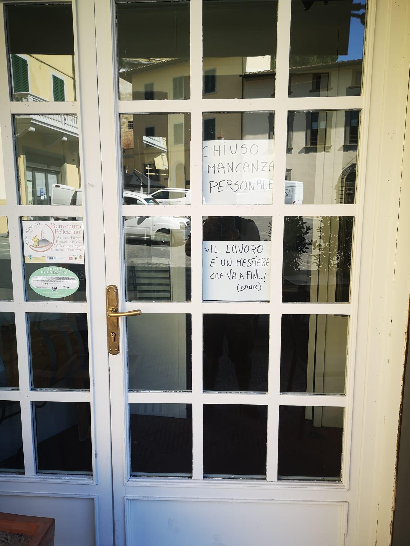 Il cartello emblematico appeso alla porta d’ingresso del ristorante Canapone