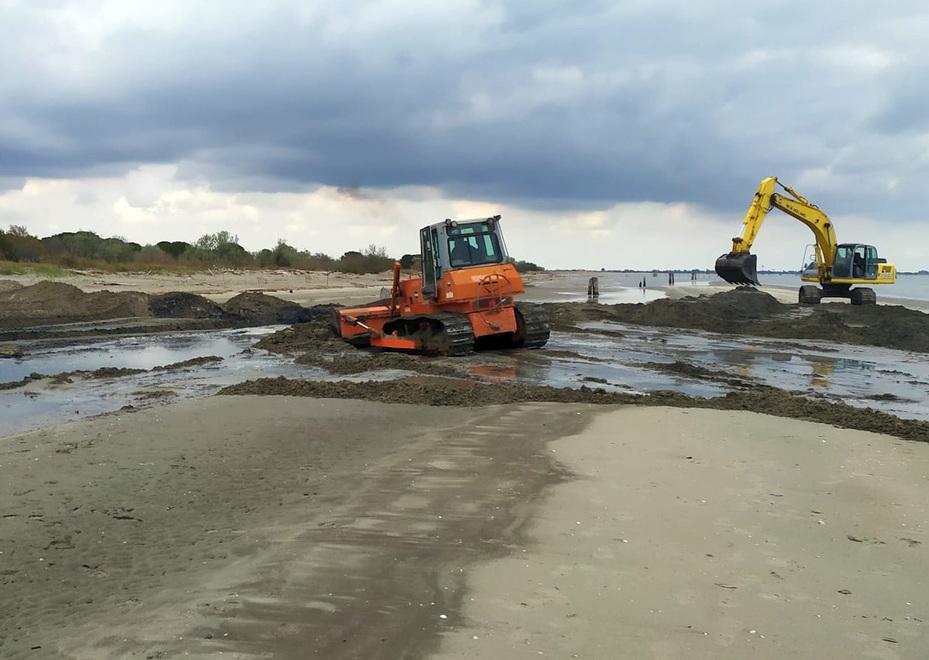 Va in spiaggia nonostante il divieto: cade e l’ambulanza non ha accesso 